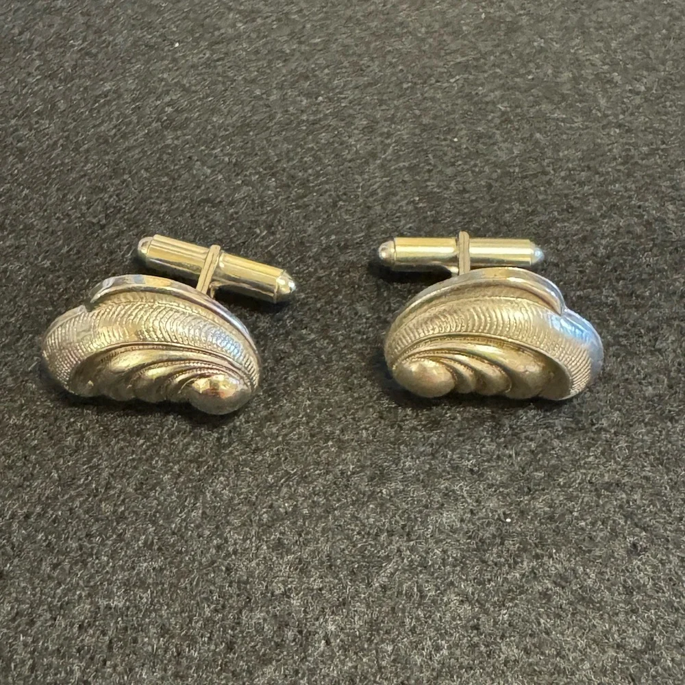 Men’s stamped sterling feather pillowy sea shell cufflinks